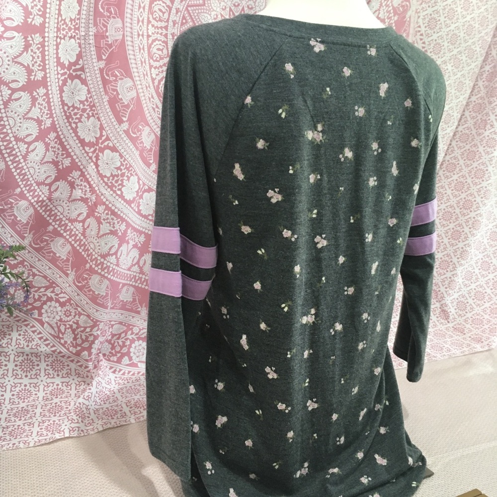 🌷3 Tops for $18 - NWT Arizona Jean Co. Grey Floral Crew Neck Shirt - Picture 5 of 16